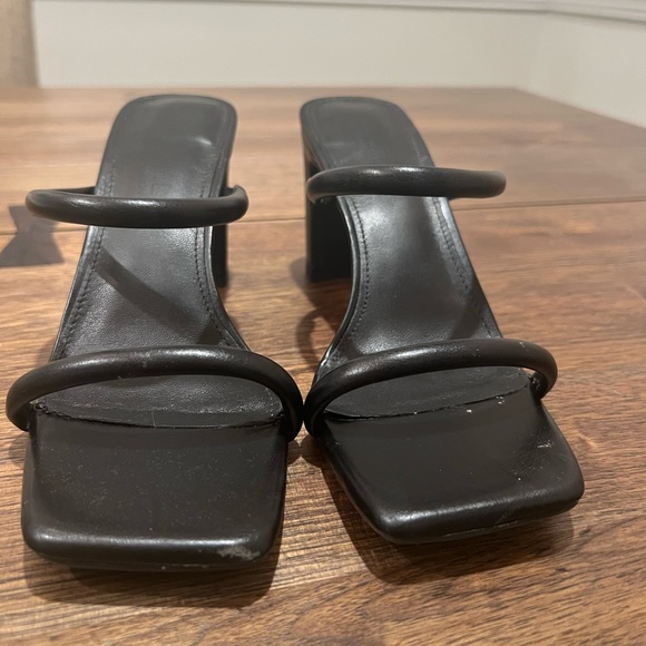 Michael Shannon black sandals - Picture 2 of 4